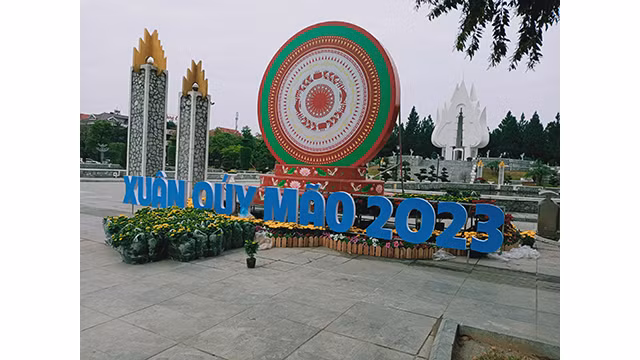 Décoration dans la zone du Monument aux héros et martyrs de la ville de Bac Ninh. Photo : Minh Minh/NDEL