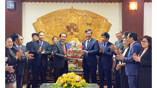 La province lao de Khammouane présente ses vœux de Nouvel An lunaire aux dirigeants de Quang Binh. Photo : quangbinh.gov.vn
