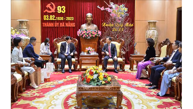 La délégation du Consul général du Japon dans la ville de Dà Nang a rend visite au Comité du parti de la ville de Dà Nang. Photo : VNA.