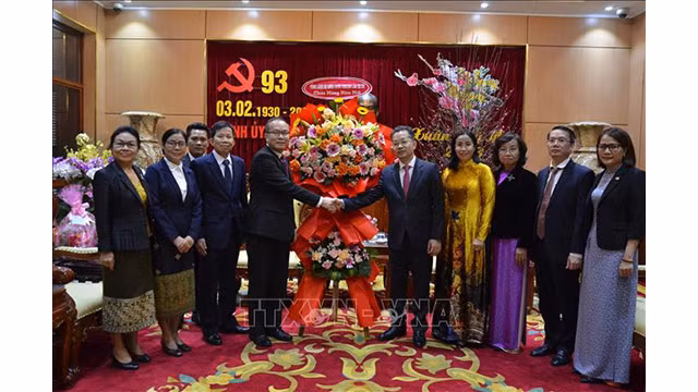 La délégation du Consul général du Laos à Dà Nang, Souphanh Hadaoheuang (à gauche) a félicité les dirigeants de la ville de Dà Nang. Photo : VNA.