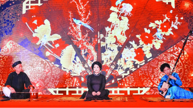Des artistes interprètent le « ca trù » lors du 3e Festival « ca trù » de Hanoi. Photo : NDEL.