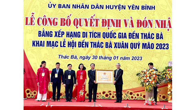 Lors de la cérémonie de remise du certificat reconnaissant le temple Thac Bà en tant que vestige national. Photo : NDEL. 