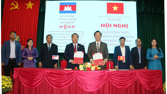 Les deux parties ont signé un accord de coopération au développement pour la période 2023 - 2026 afin de consolider et de préserver la solidarité et l'amitié entre les autorités et les peuples des deux provinces. Photo : daknong.gov.vn
