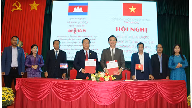 Les deux parties ont signé un accord de coopération au développement pour la période 2023 - 2026 afin de consolider et de préserver la solidarité et l'amitié entre les autorités et les peuples des deux provinces. Photo : daknong.gov.vn