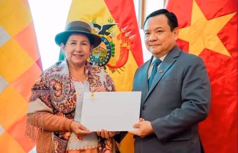 La ministre bolivienne des Affaires étrangères, Celinda Sosa Lunda et l'ambassadeur du Vietnam au Brésil et en Bolivie, Bui Van Nghi. Photo : ambassade du Vietnam au Brésil et en Bolivie.