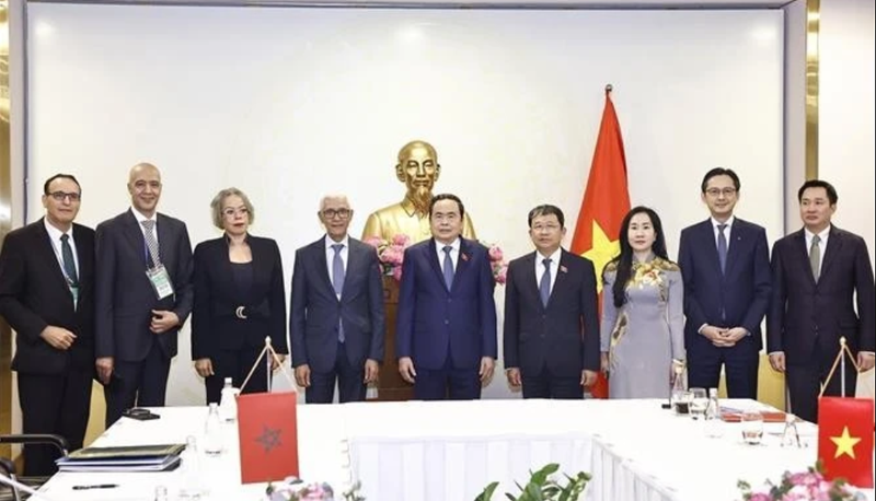 Le président de l'Assemblée nationale (AN) du Vietnam, Tran Thanh Man (au centre), le président de la Chambre des représentants du Maroc, Rachid Talbi El Alami et les délégués. Photo : VNA.