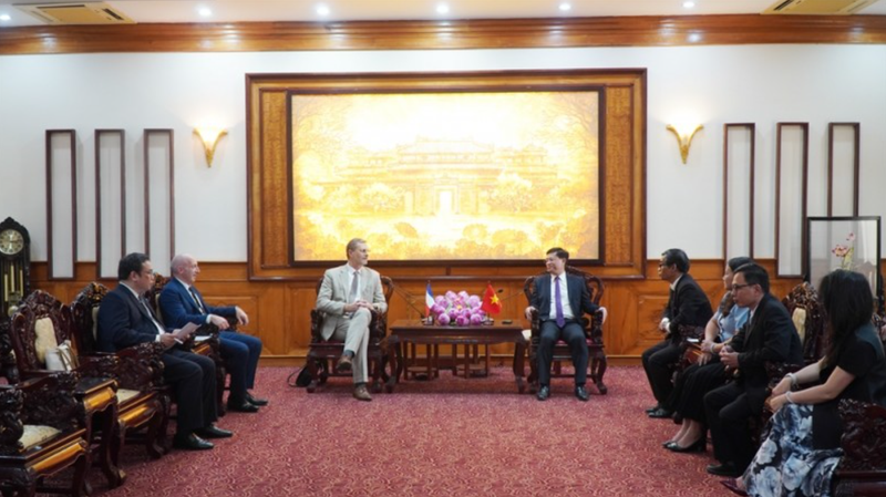 Le vice-président permanent du Comité populaire de la ville de Hue, Nguyen Thanh Binh (à droite), et Olivier Brochet, ambassadeur de France au Vietnam. Photo: www.hue.gov.vn