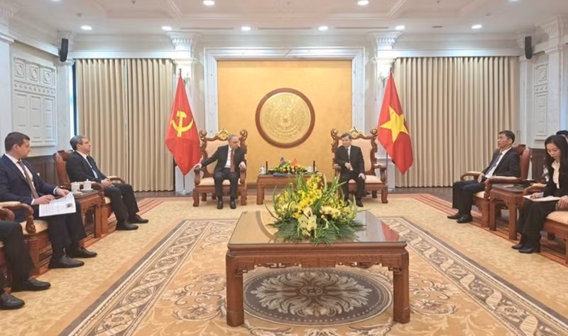 Le président de la Cour populaire suprême, Lê Minh Tri (au centre, à gauche), et le procureur général d’Azerbaïdjan, Kamran Bayram Aliyev. Photo : VNA.