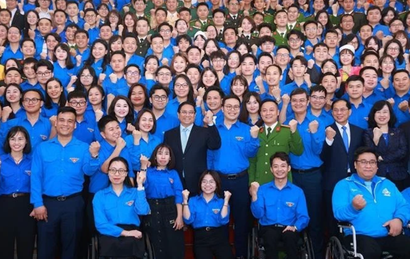 Le Premier ministre Pham Minh Chinh pose avec les jeunes lors du dialogue, le 24 mars. Photo : VNA.