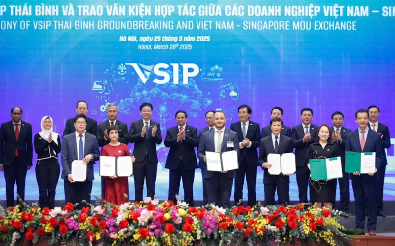 La cérémonie de signature se déroule en présence du Premier ministre Pham Minh Chinh et de son homologue singapourien Lawrence Wong. Photo: NDEL