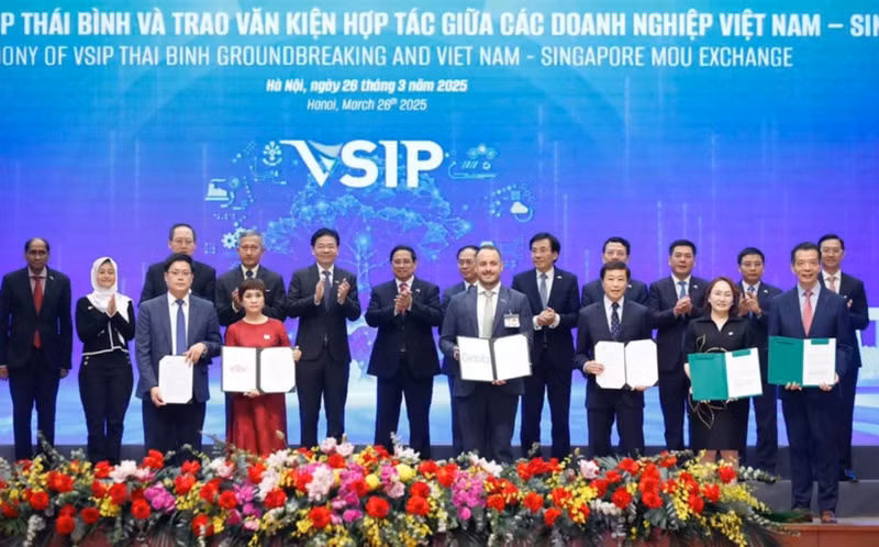 La cérémonie de signature se déroule en présence du Premier ministre Pham Minh Chinh et de son homologue singapourien Lawrence Wong. Photo: NDEL