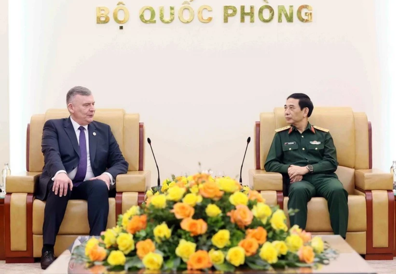 Le général Phan Van Giang, ministre de la Défense (à droite), reçoit le vice-ministre polonais de la Défense nationale, Pawel Bejda, en visite de travail au Vietnam. Photo : VNA.