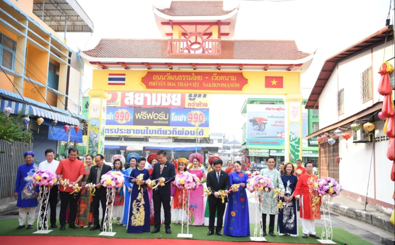 La cérémonie de lancement de la rue gastronomique culturelle thaïlandaise-vietnamienne. Photo : VNA.