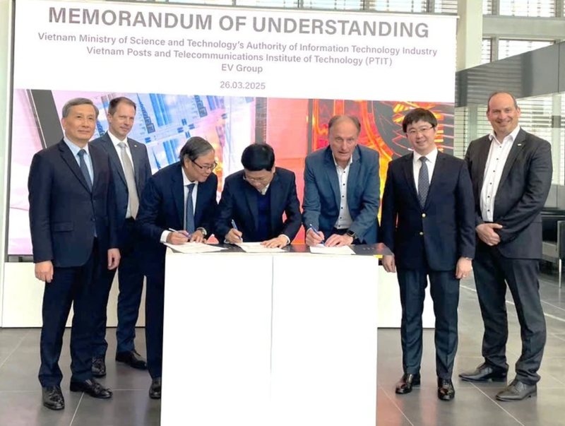 Lors de la cérémonie de signature du mémorandum d'entente entre le Département de l'industrie des technologies de l'information et l'Académie de technologie des postes et télécommunications (PTIT) et le groupe autrichien EV Group. Photo : NDEL