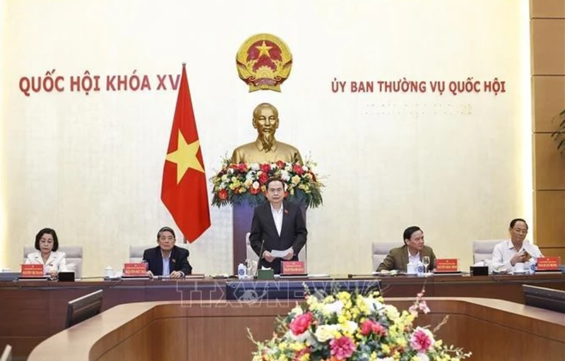 Le président de l’AN, Trân Thanh Mân (debout), s'exprime lors de la réunion. Photo : VNA.