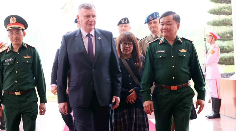 Le général de corps d'armée Hoang Xuan Chien, vice-ministre de la Défense (droite) et son homologue polonais Pawel Bejda. Photo : VNA.