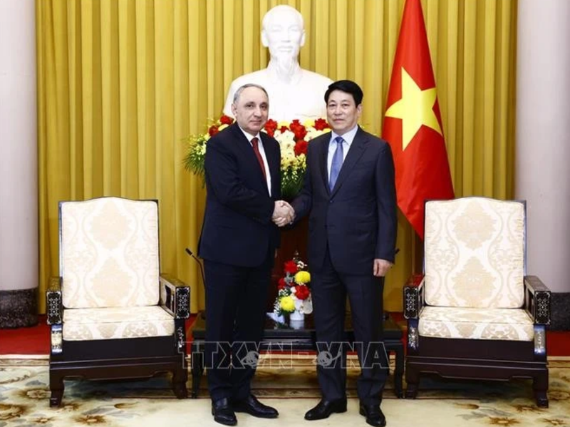 Le président de la République, Luong Cuong (à droite) serre la main du procureur général d’Azerbaïdjan, Kamran Bayram Aliyev, à Hanoi, le 24 mars. Photo : VNA.
