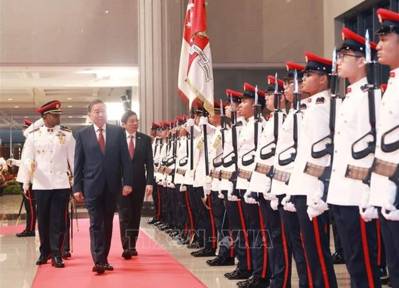 Le secrétaire général du PCV, To Lam, et le Premier ministre de Singapour et secrétaire général du PAP, Lawrence Wong, lors de la cérémonie d'accueil officielle du dirigeant vietnamien à Singapour. Photo : VNA.