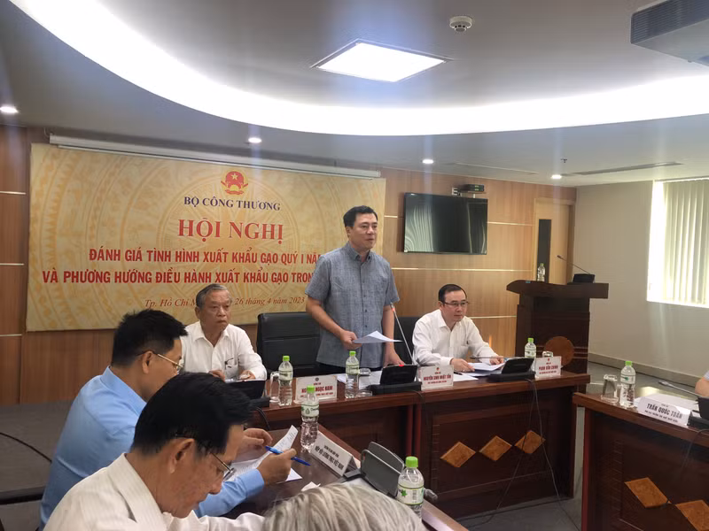 Lors du colloque afin d’évaluer les exportations du riz au premier trimestre et présenter les orientations pour la gestion des entreprises rizicoles. Photo: baodautu