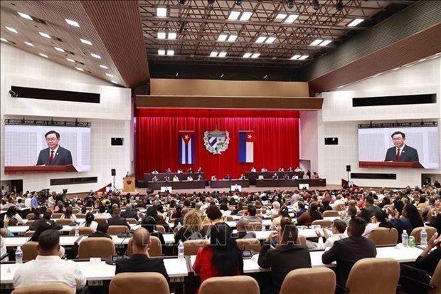 Le Président de l'Assemblée nationale vietnamienne, Vuong Dinh Huê, a un discours lors d'une session plénière spéciale de la 10e Assemblée nationale du Pouvoir populaire de Cuba. Photo : VNA. 