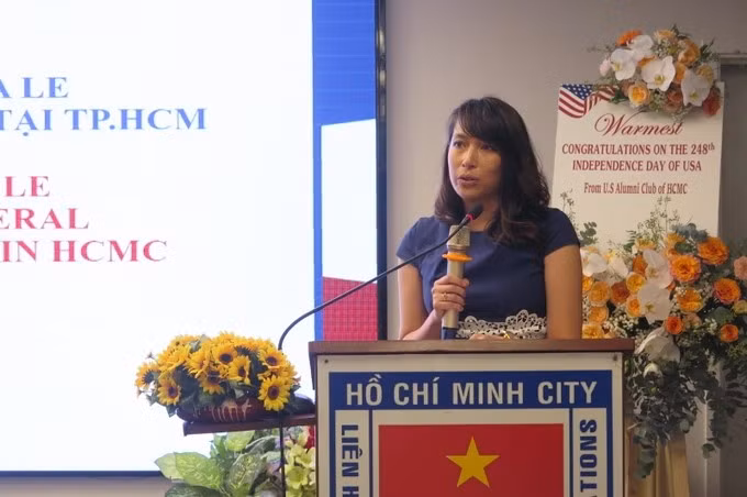 Christina Le, consule générale adjointe par intérim des États-Unis à Hô Chi Minh-Ville prend la parole. Photo: HUFO