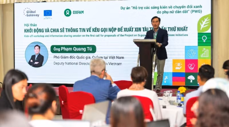 Lors de la cérémonie de lancement du projet « Soutien aux initiatives de transition écologique menées par des femmes » (PWG). Photo: Oxfam Vietnam