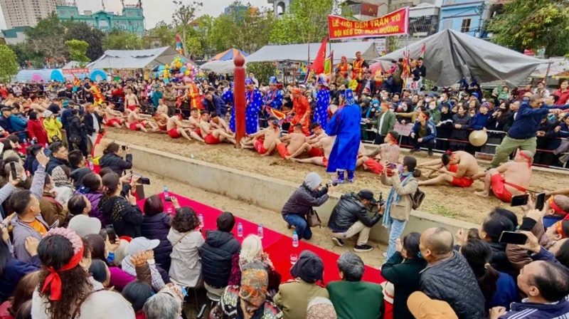 Le tir à la corde assis au festival du temple Tran Vu (Long Bien, Hanoï) attire l'attention de nombreux habitants et touristes. Photo : NDEL