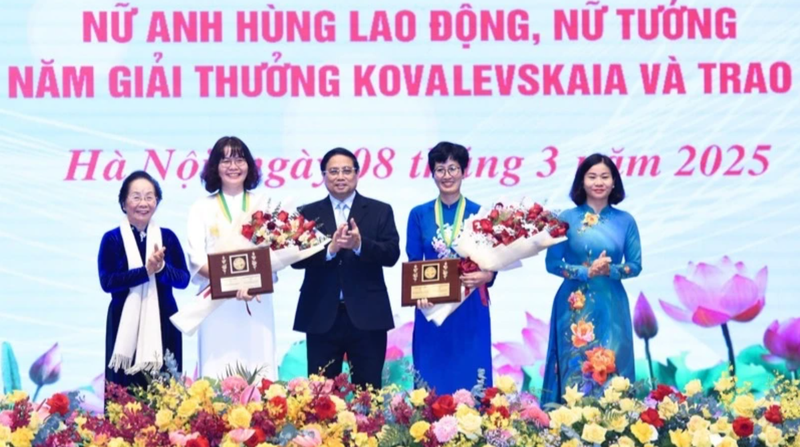 Le Premier ministre Pham Minh Chinh remet le prix Kovalevskaia 2024 à la professeure associée, Dr Nguyen Minh Tan et à la professeure associée, Dr Dang Thi My Dung, au siège du gouvernement, le 8 mars 2025. Photo : TRAN HAI/NDEL