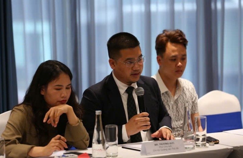 Truong Duc, vice-président de l'Association de la Publicité de Hanoi, prend la parole. Photo: TL