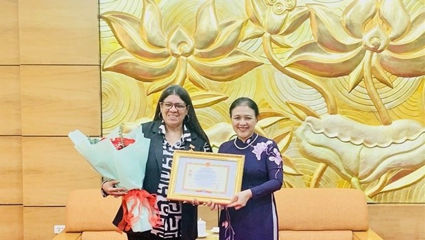 La présidente de la VUFO, l’ambassadrice Nguyên Phuong Nga (à droite) et l’ambassadrice du Venezuela au Vietnam, Tatiana Pugh Moreno lors de la cérémonie. Photo : VNA.
