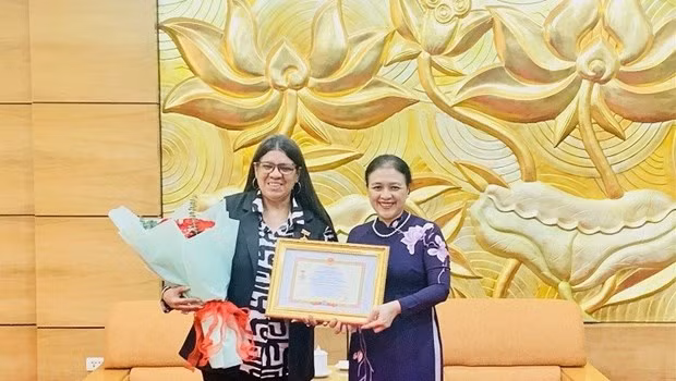 La présidente de la VUFO, l’ambassadrice Nguyên Phuong Nga (à droite) et l’ambassadrice du Venezuela au Vietnam, Tatiana Pugh Moreno lors de la cérémonie. Photo : VNA.