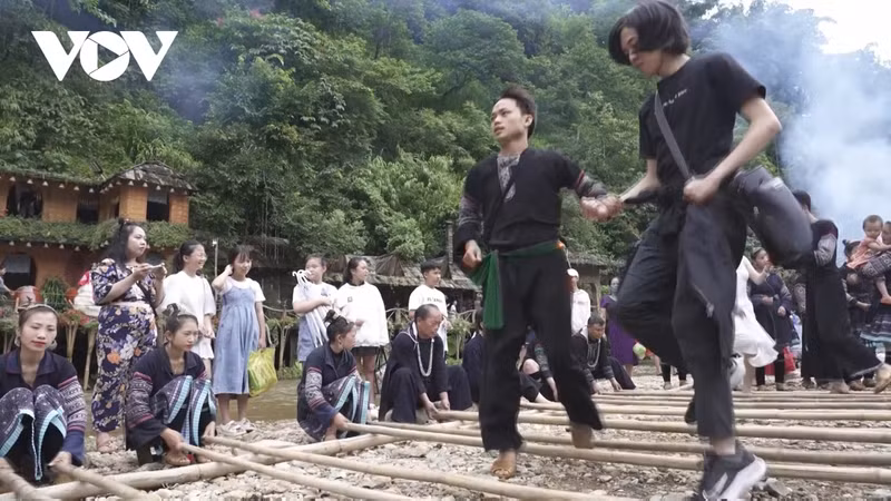 Les jeux populaires aident les touristes à mieux comprendre la vie simple mais harmonieuse des communautés minoritaires. Photo: VOV