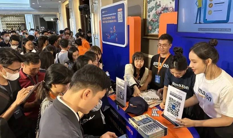Selon un récent rapport sur les opportunités d'exportation directe via le commerce électronique au Vietnam réalisé par Access Partnership Analytics, les exportations du commerce électronique de détail du Vietnam devraient atteindre 296,3 billions de dongs en 2027. Photo : VNA.