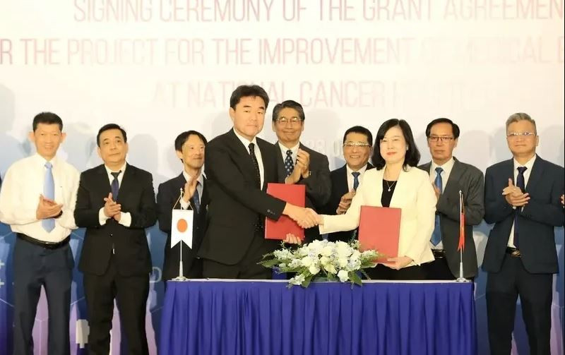 La ministre vietnamien de la Santé, Dao Hông Lan et Sugano Yuichi, représentant en chef de l'Agence japonaise de coopération internationale au Vietnam, présents à la cérémonie. Photo : nhandan.vn