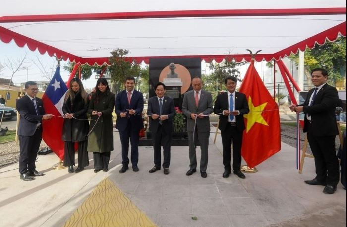 Lors de la cérémonie d'inauguration du projet du Monument du Président Ho Chi Minh au parc éponyme dans l’arrondissement Cerro Navia à Santiago. Photo: baoquocte