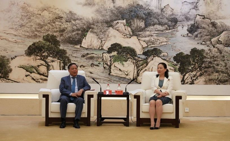 Le secrétaire adjoint du Comité municipal du PCV de Hanoï, Nguyen Van Phong, et Yuan Gujie, membre du Comité permanent du Comité provincial du PCC du Guangdong et secrétaire de la Commission politique et juridique du Comité provincial du PCC du Guangdong. Photo : hanoimoi.vn