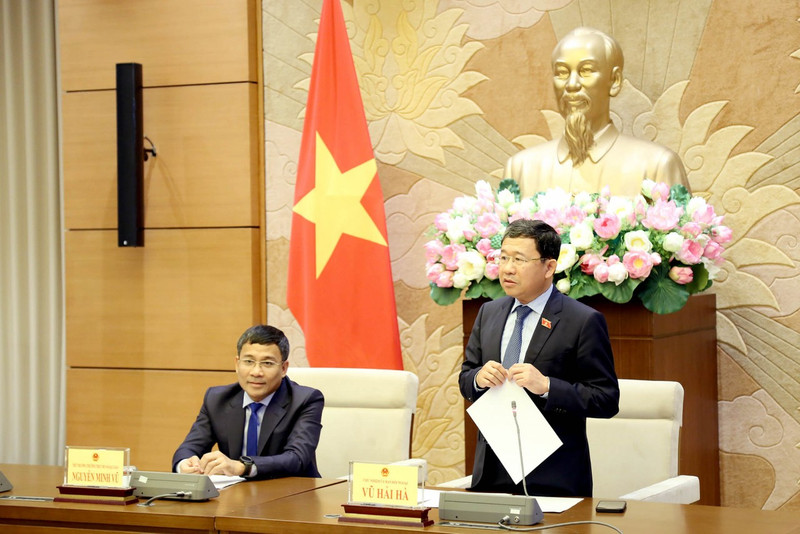Le président de la Commission des relations extérieures de l’AN, Vu Hai Ha (debout) prend la parole. Photo: baoquocte