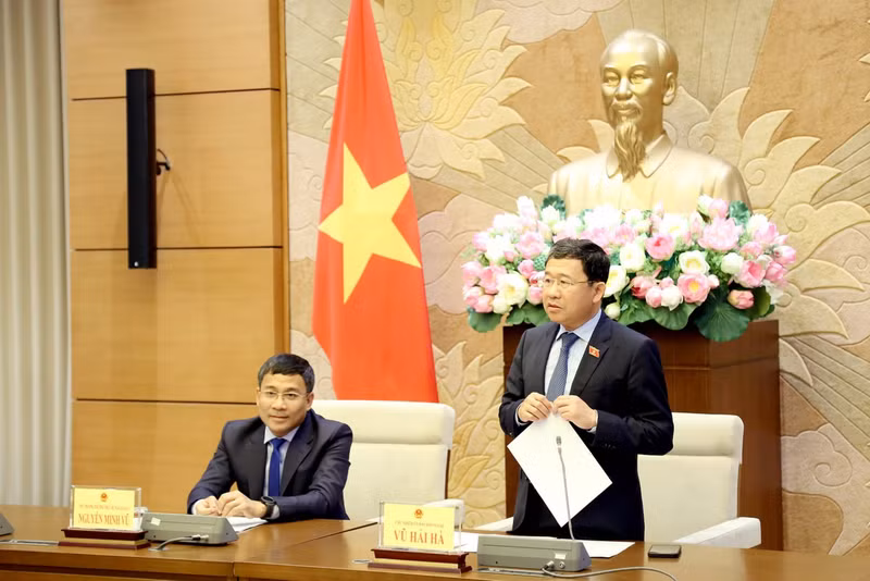 Le président de la Commission des relations extérieures de l’AN, Vu Hai Ha (debout) prend la parole. Photo: baoquocte