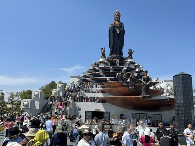 Touristes visitant la montagne Bà Den, dans la province de Tây Ninh. Photo : VNA.