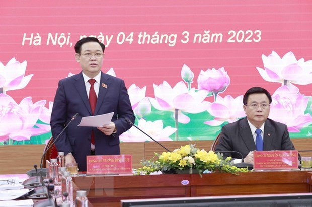 Le Président de l'Assemblée nationale, Vuong Dinh Huê, s'exprime lors du colloque. Photo : VNA.