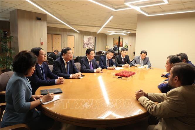 Lors de la séance de travail entre Phan Dinh Trac, le président de la Commission des affaires intérieures du Comité central du PCV, etle vice-président du Parti Nouvelle Démocratie au pouvoir, ministre grec du Travail et des Affaires sociales Adonis Georgiadis. Photo: VNA