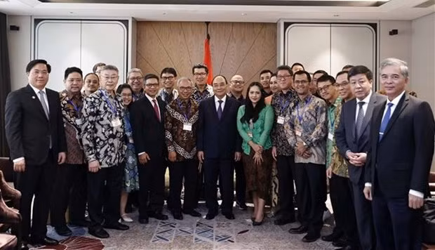 Le Président Nguyên Xuân Phuc prend une photo avec des membres de l'Association d'amitié Indonésie - Vietnam. Photo : VNA.