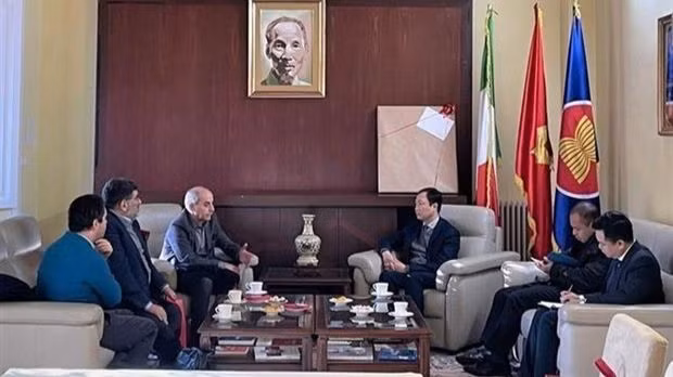 L'ambassadeur du Vietnam en Italie, Duong Hai Hung (droite) et le secrétaire général du Parti communiste italien, Mauro Alboresi. Photo: VNA