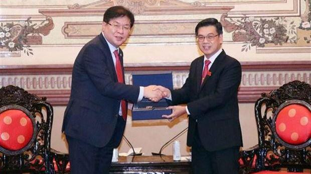Le vice-président du Conseil populaire de Hô Chi Minh-Ville Nguyen Van Dung (à droite) et le président du Conseil municipal de la ville sud-coréenne de Busan Ahn Sung Min. Photo : VNA.