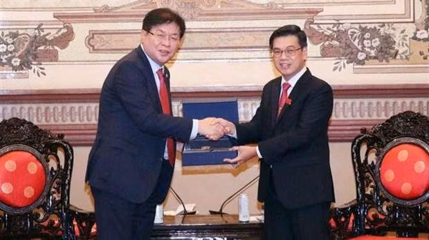 Le vice-président du Conseil populaire de Hô Chi Minh-Ville Nguyen Van Dung (à droite) et le président du Conseil municipal de la ville sud-coréenne de Busan Ahn Sung Min. Photo : VNA.