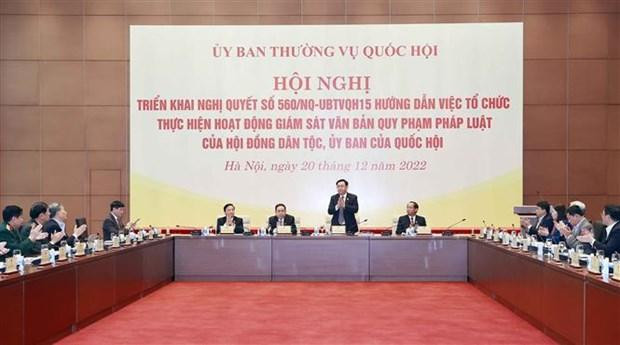 Le Président de l’AN, Vuong Dinh Huê, préside la conférence sur la supervision des documents juridiques. Photo : VNA.