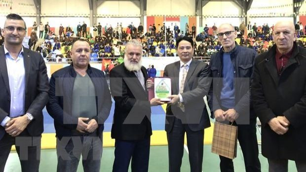 L'ambassadeur du Vietnam en Algérie, Nguyên Thanh Vinh, et les membres de l'instance algérienne de Vo Vietnam. Photo: VNA
