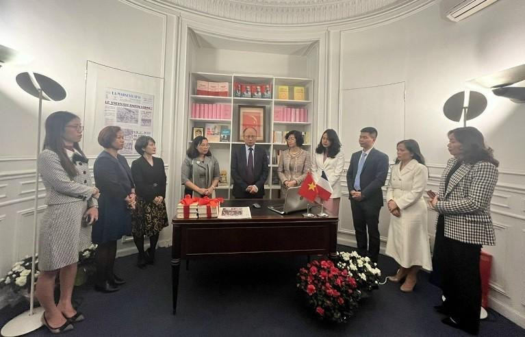 Lors de la cérémonie de remise des livres et livres électroniques. Photo: baoquocte