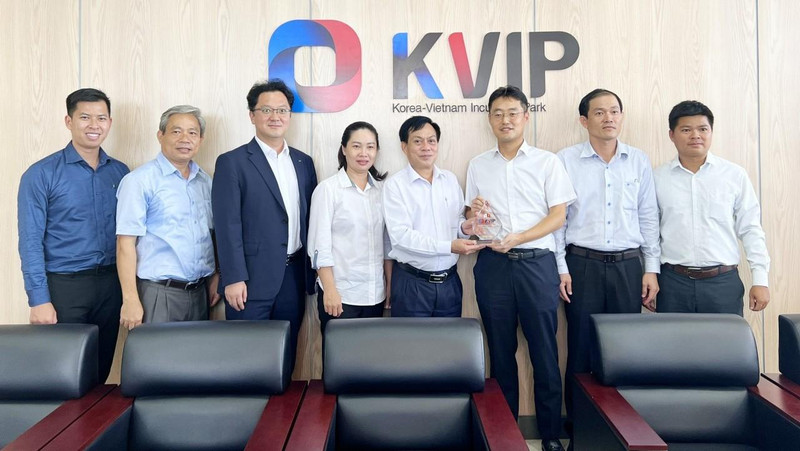 Le vice-président du Comité populaire de la ville de Cân Tho, Nguyên Ngoc Hè, remet un cadeau de souvenir à Min Moonki, conseiller commercial de l’ambassade de République de Corée au Vietnam. Photo : thoidai