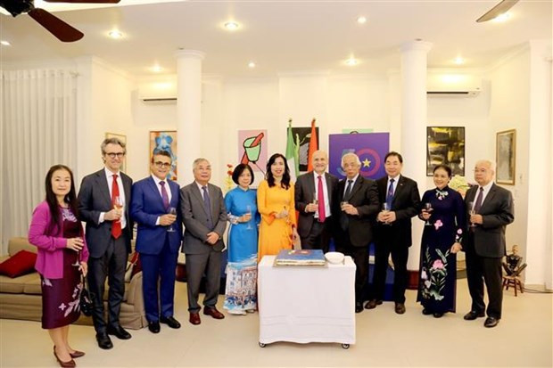 Des responsables vietnamiens et italiens lors de la cérémonie du 50e anniversaire de l'établissement des relations diplomatiques entre le Vietnam et l'Italie. Photo : VNA.